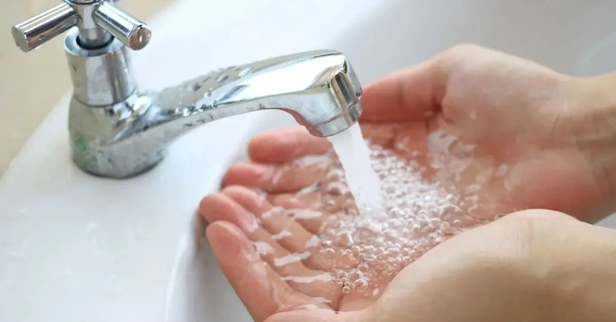 Mycie rąk pod bieżącą wodą