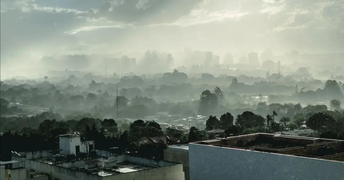 Panorama miasta pogrążonego w smogu
