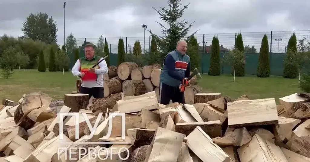 Główne zdjęcie - Łukaszenko rąbie drewno. "Najważniejsze, żeby Duda i Morawiecki nie zamarzli" (Wideo)
