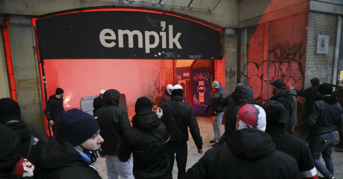 Tłumy narodowców przed wejściem do sklepu Empik.