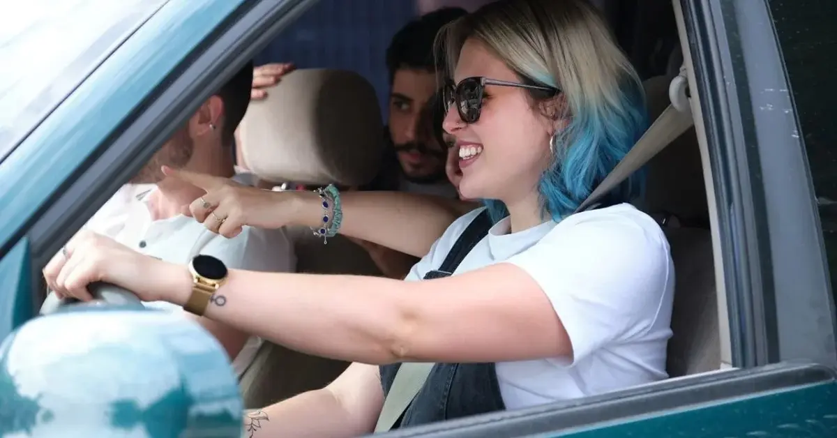 Kobieta prowadzi samochód w okularach przeciwsłonecznych