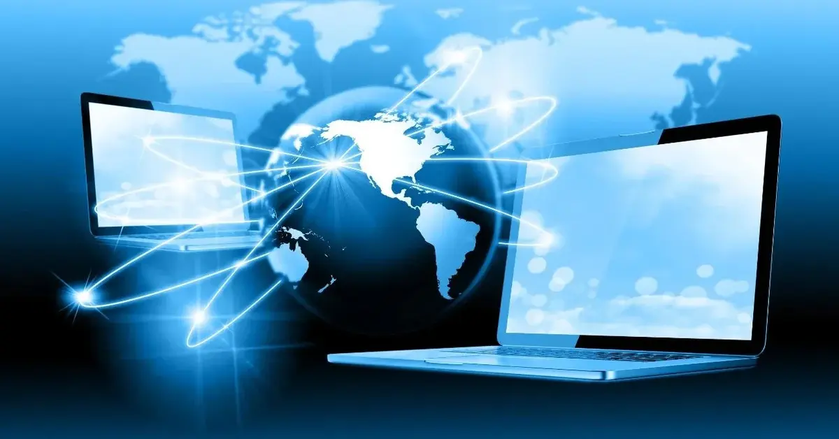 Niebieska grafika symbolizująca internet z komputerem i globem ziemskim