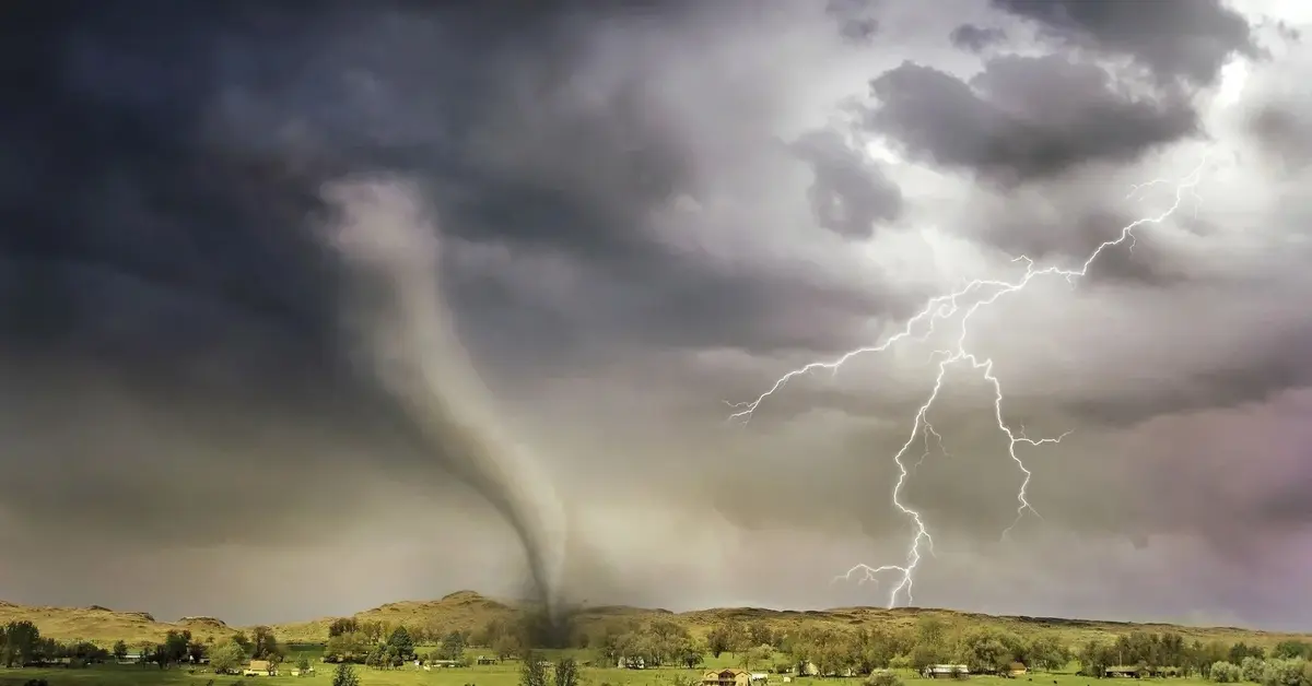 Główne zdjęcie - Tornado, czyli niszcząca siła natury. Najważniejsze informacje o trąbach powietrznych