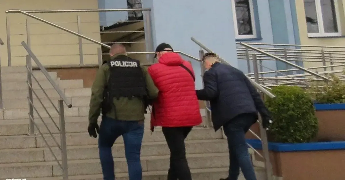 przestępca prowadzony przez policjantów