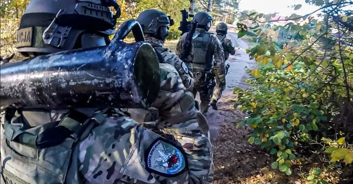 Główne zdjęcie - CBŚP rozbiło narkotykowy gang. Wśród zatrzymanych są policjanci