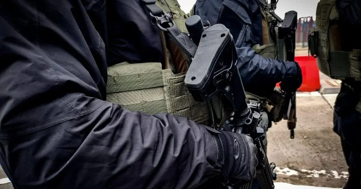 żołnierz w stroju bojowym trzymający broń 