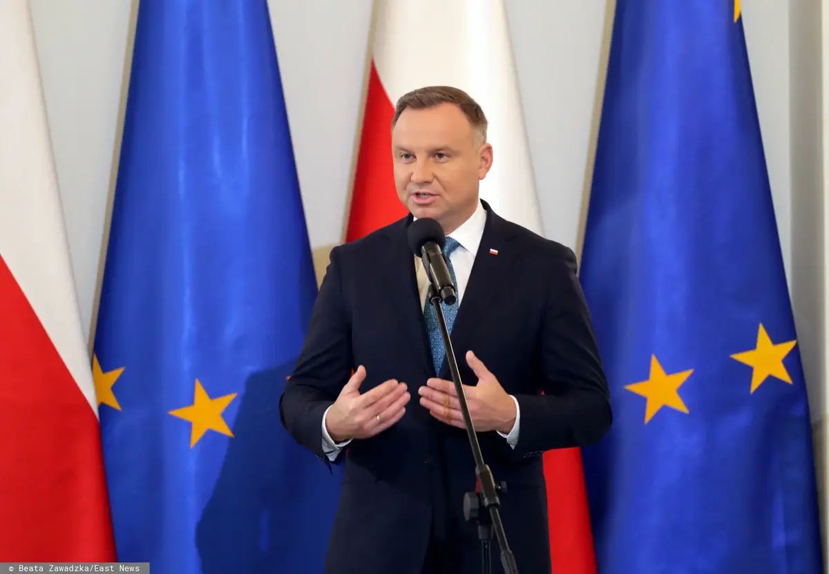 Andrzej Duda na przemówieniu w garniturze