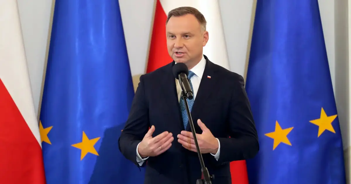 Andrzej Duda na przemówieniu w garniturze