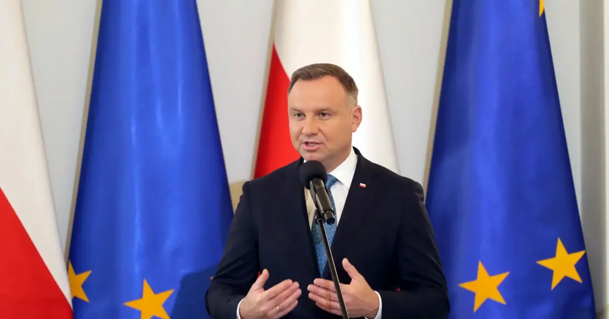 Andrzej Duda na przemówieniu w garniturze