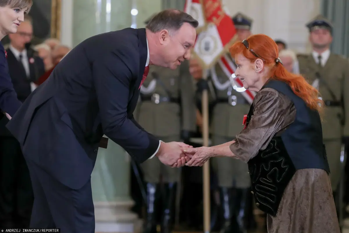 Andrzej duda pochyla sie i ściska dłoń aktorki Barbary Krafftówny