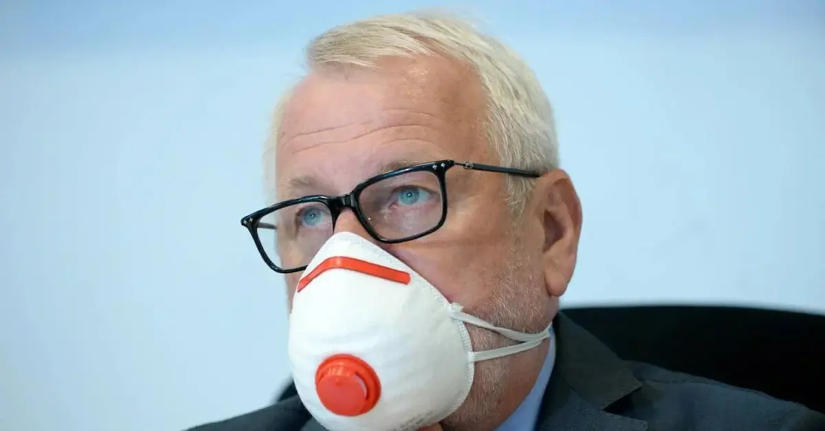Profesor Andrzej Matyja w maseczce ochronnej.