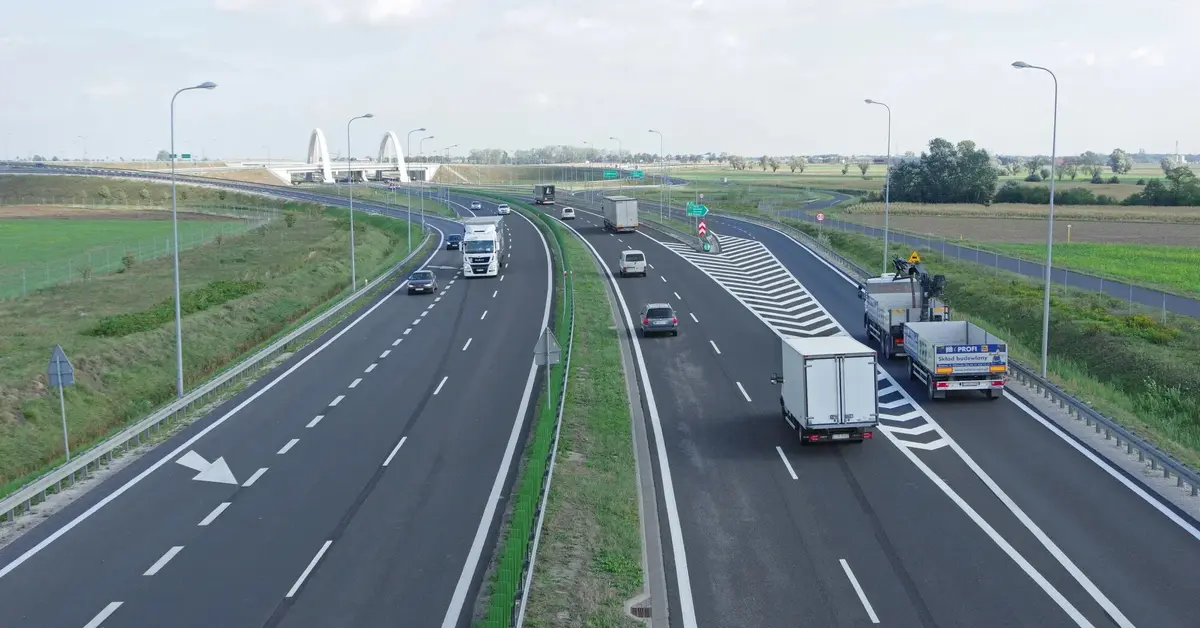 Autostrada, po której jadą samochody