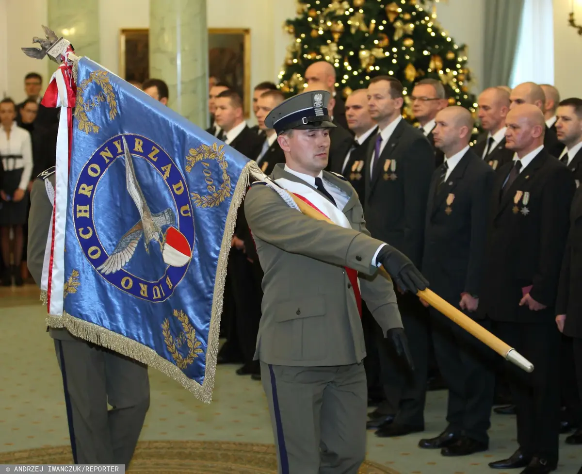 Funkcjonariusz Biura Ochrony Rządu ze sztandarem BOR