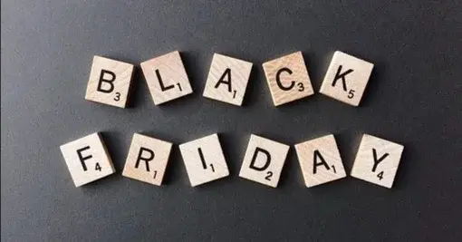 Napis Black Friday ułożony ze Scrabble na czarnym tle 