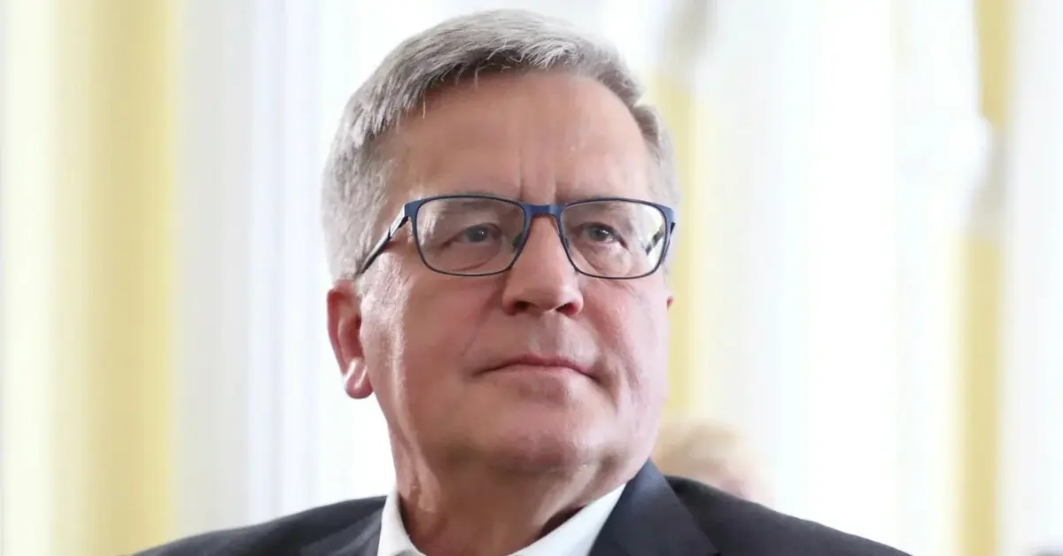 Bronisław Komorowski słucha przemówienia na wykładzie o prezydentach