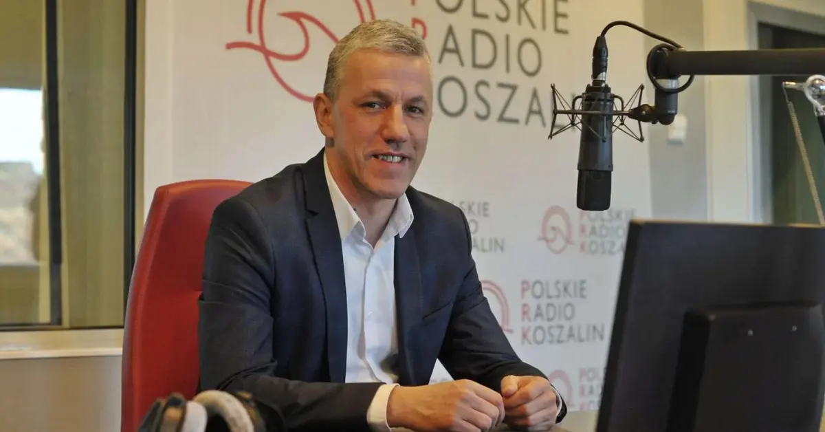 Maciej Berlicki przy radiowym mikrofonie