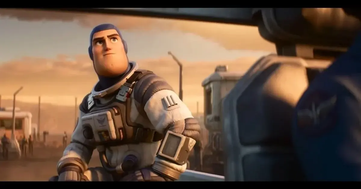 Buzz Astral w kombinezonie astronauty na tle pomarańczowego nieba