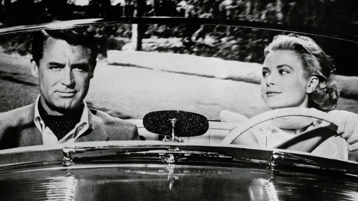 Cary Grant i Grace Kelly jadą samochodem w filmie "Złodziej w hotelu"