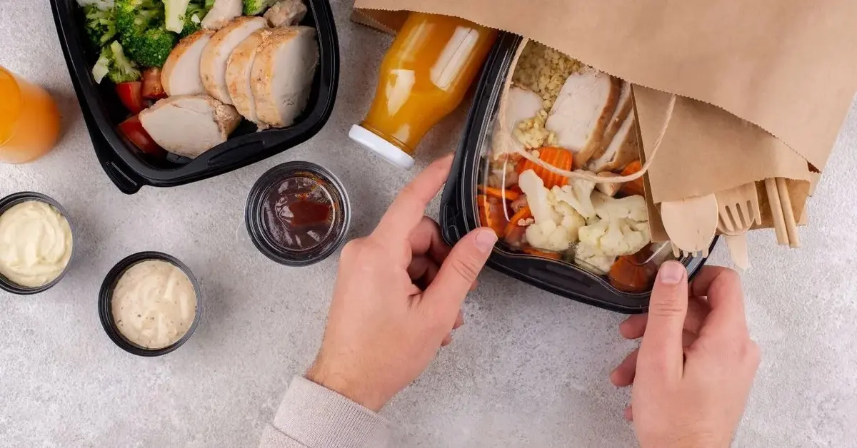 Catering dieteczny w pudełkach wyciągany z papierowej torby