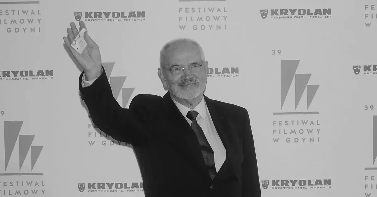 Sylwester Chęciński na ściance machający do widowni