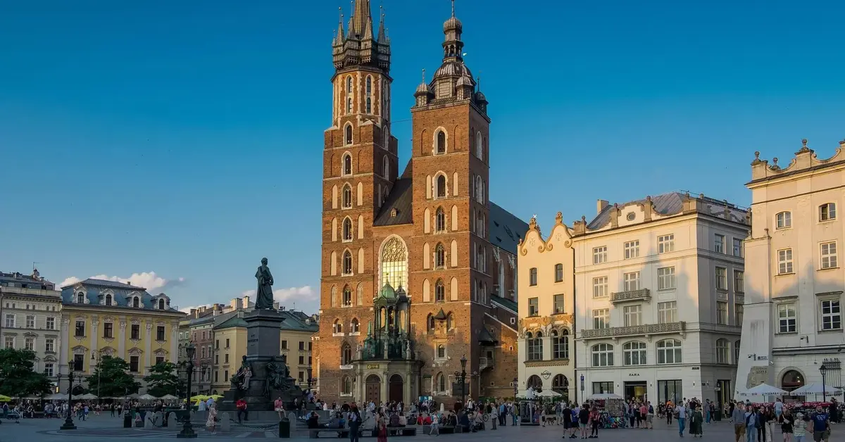 Główne zdjęcie - Nagi kierowca pędził po rynku w Krakowie. Do sieci wyciekło nagranie