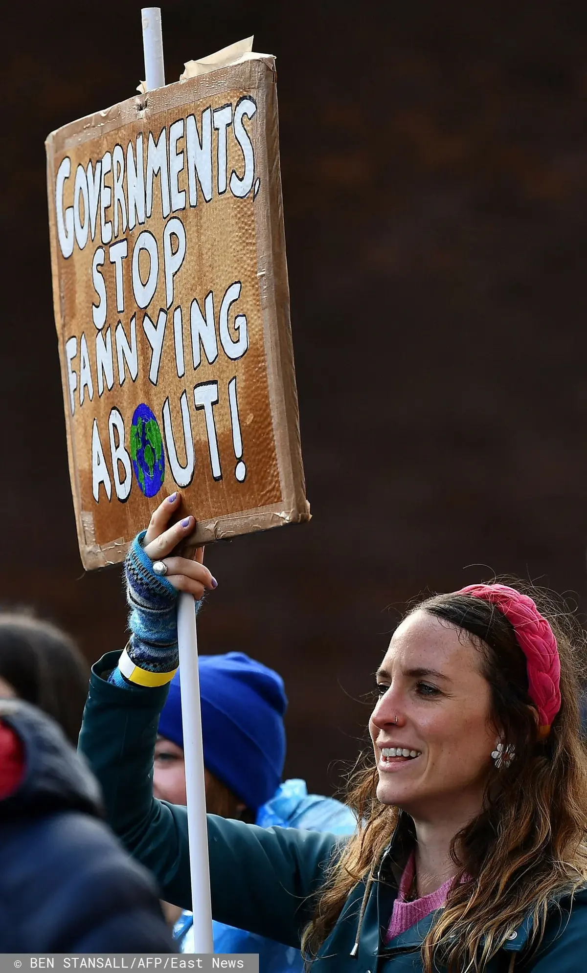 Kobieta demonstrującą podczas COP26