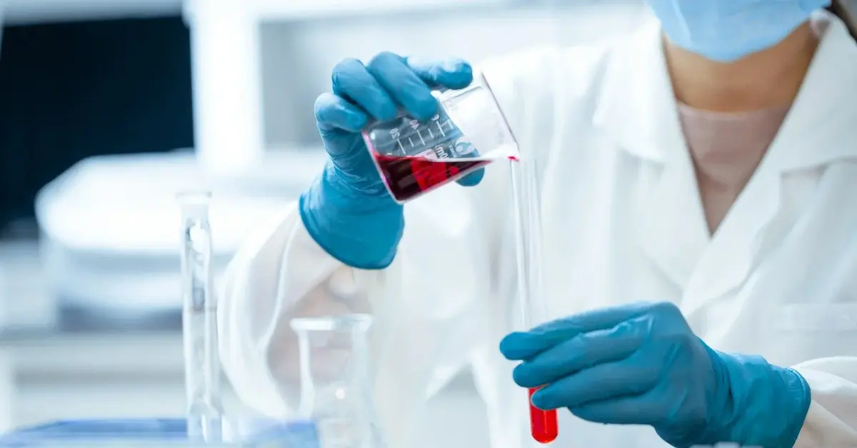 laborantka pracująca przy fiołkach z Covid-19