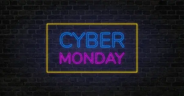 Napis Cyber Monday na czarnym tle