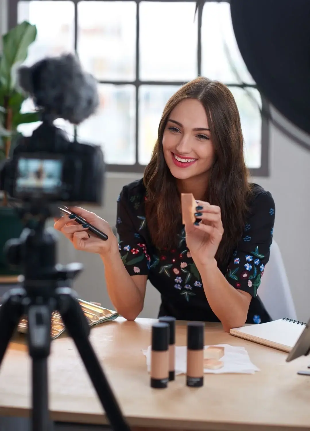 Influencerka prezentująca kosmetyki