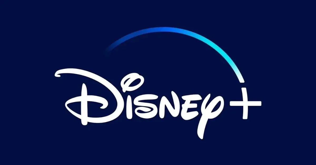 Logo platformy streamingowej Disney+, czyli biały napis na granatowym tle