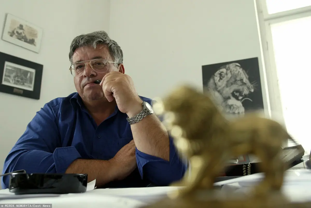 Lew Rywin w granatowej koszuli za biurkiem