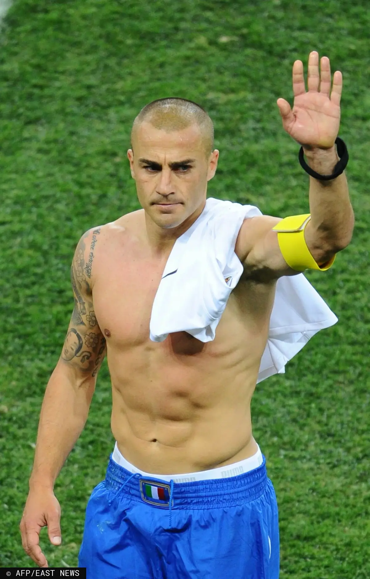 Fabio Cannavaro macha do kibiców podczas Mistrzostw Świata 2010