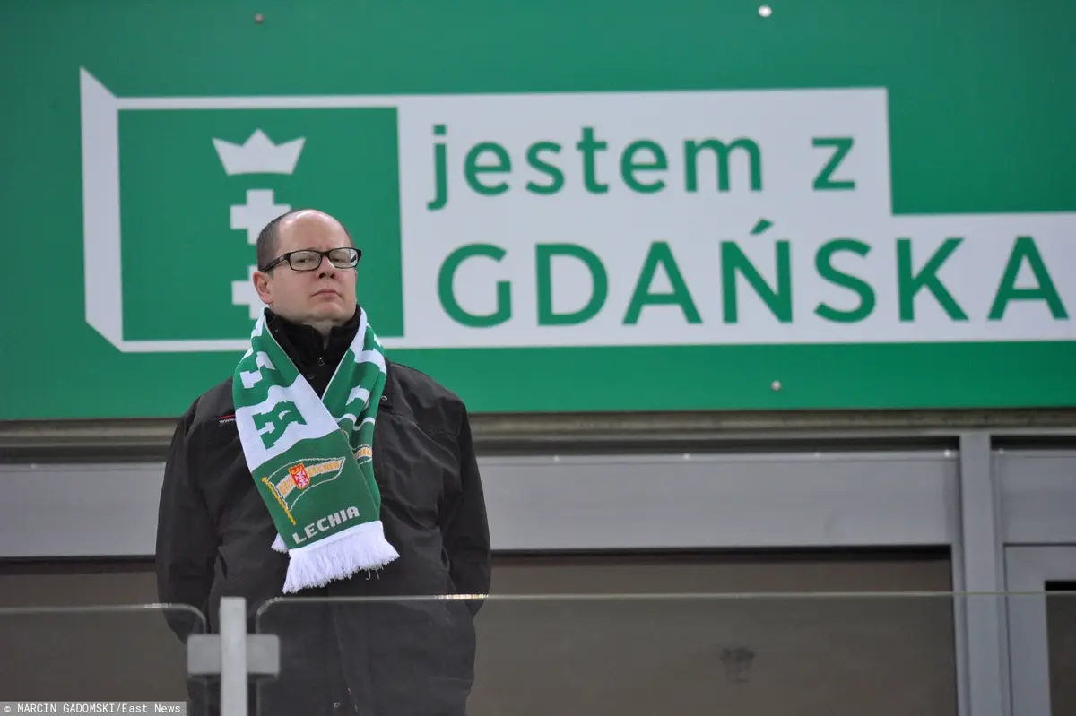 Paweł Adamowicz na tle napisu Jestem z Gdańska