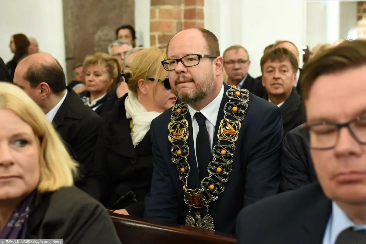 Paweł Adamowicz w kościelnej ławie