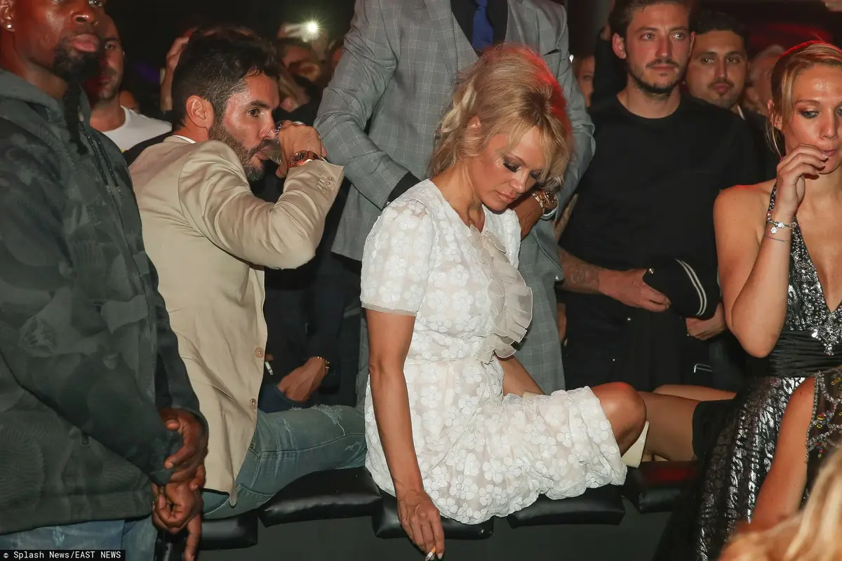 Pamela Anderson w białej sukience.