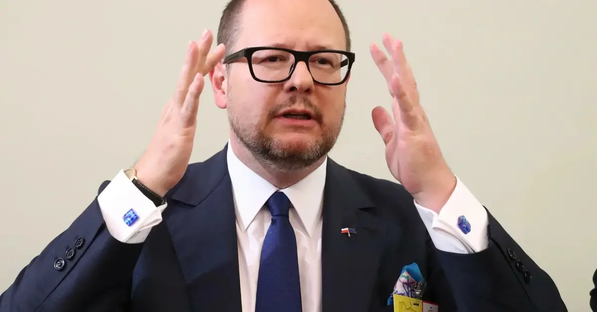 Paweł Adamowicz z rękami uniesionymi do góry