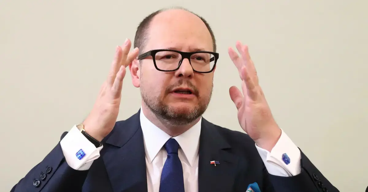 Paweł Adamowicz z rękami uniesionymi do góry