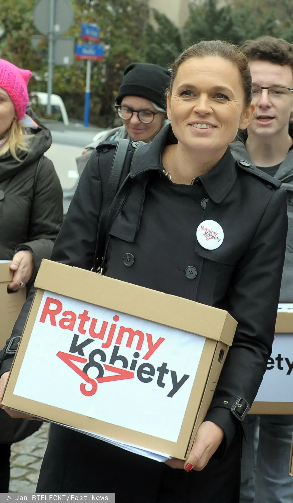 Barbara Nowacka podczas przekazania projektu ustawy Marszałkowi Sejmu przez komitet Ratujmy Kobiety