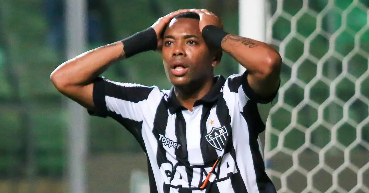 Robinho łapie się za głowę.