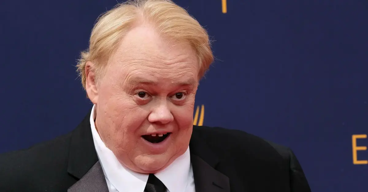 Louie Anderson w garniturze z krawatem.