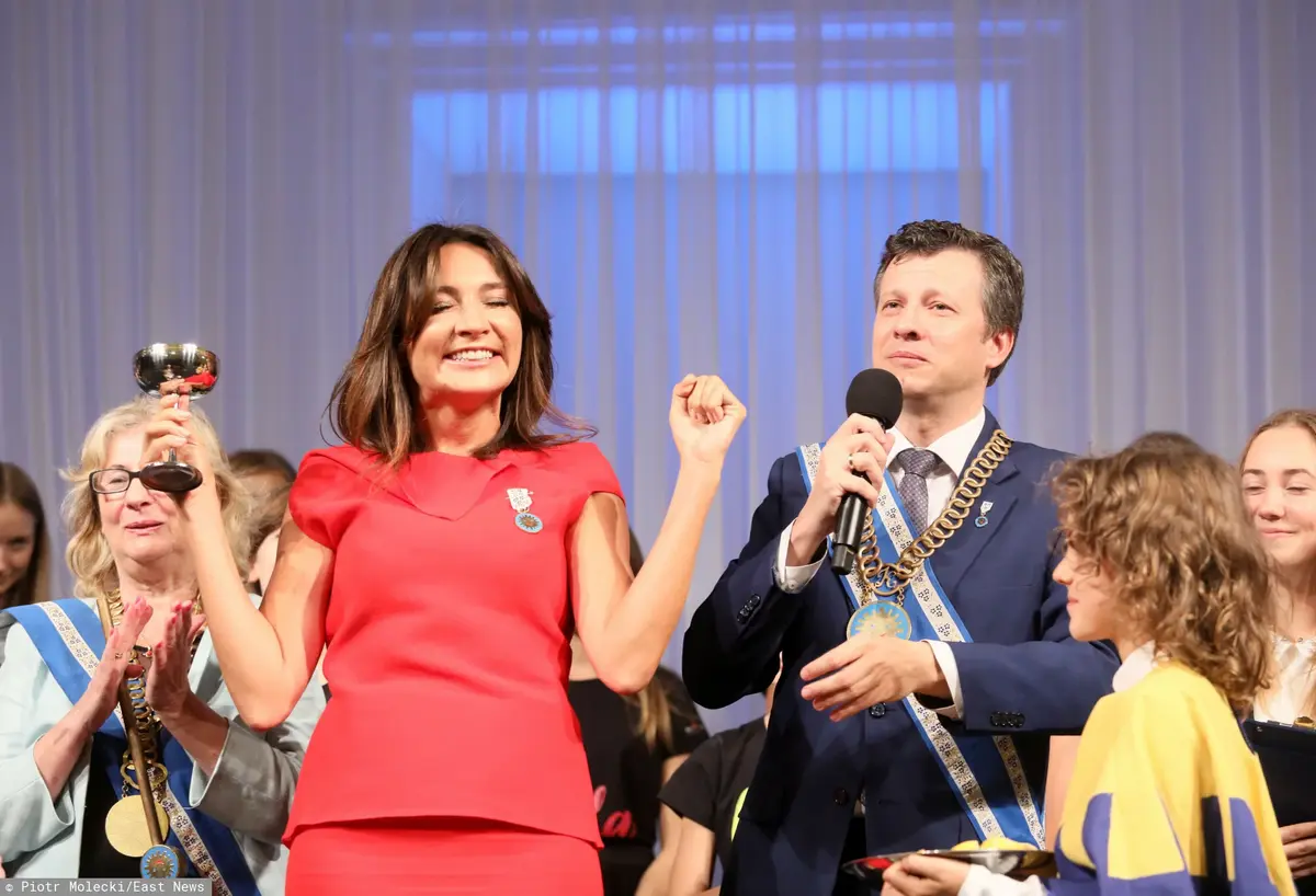 Dominika Kulczyk w różowym stroju, uśmiechnięta