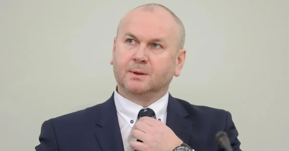 paweł wojtunik w marynarce poprawia krawat