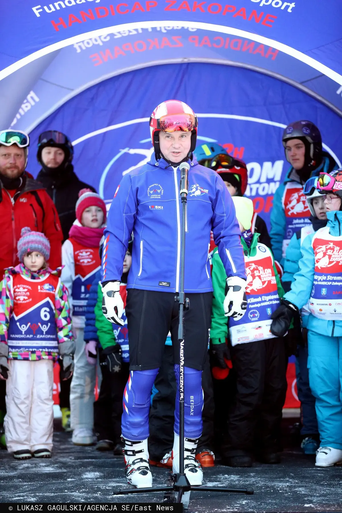 Andrzej Duda w stroju sportowym w zimie 