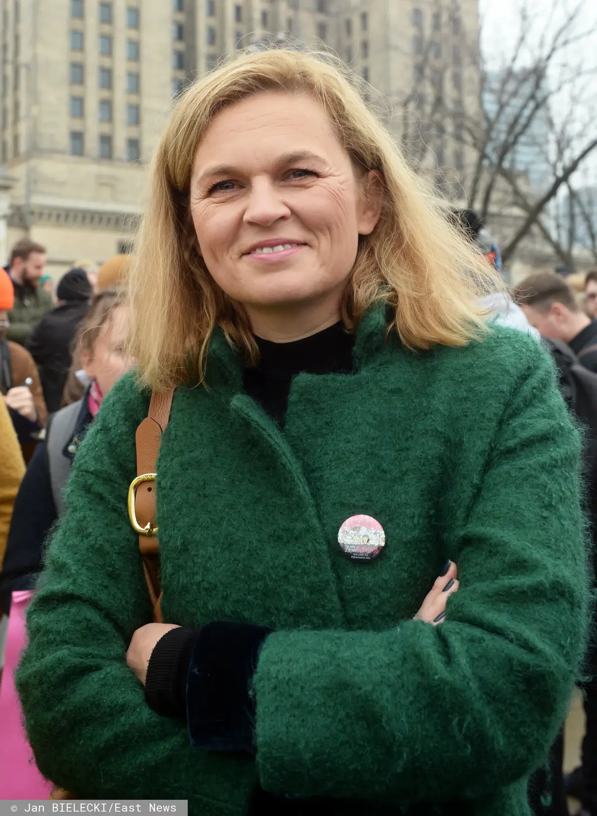 Barbara Nowacka w zielonym płaszczu podczas XX Warszawskiej Manify