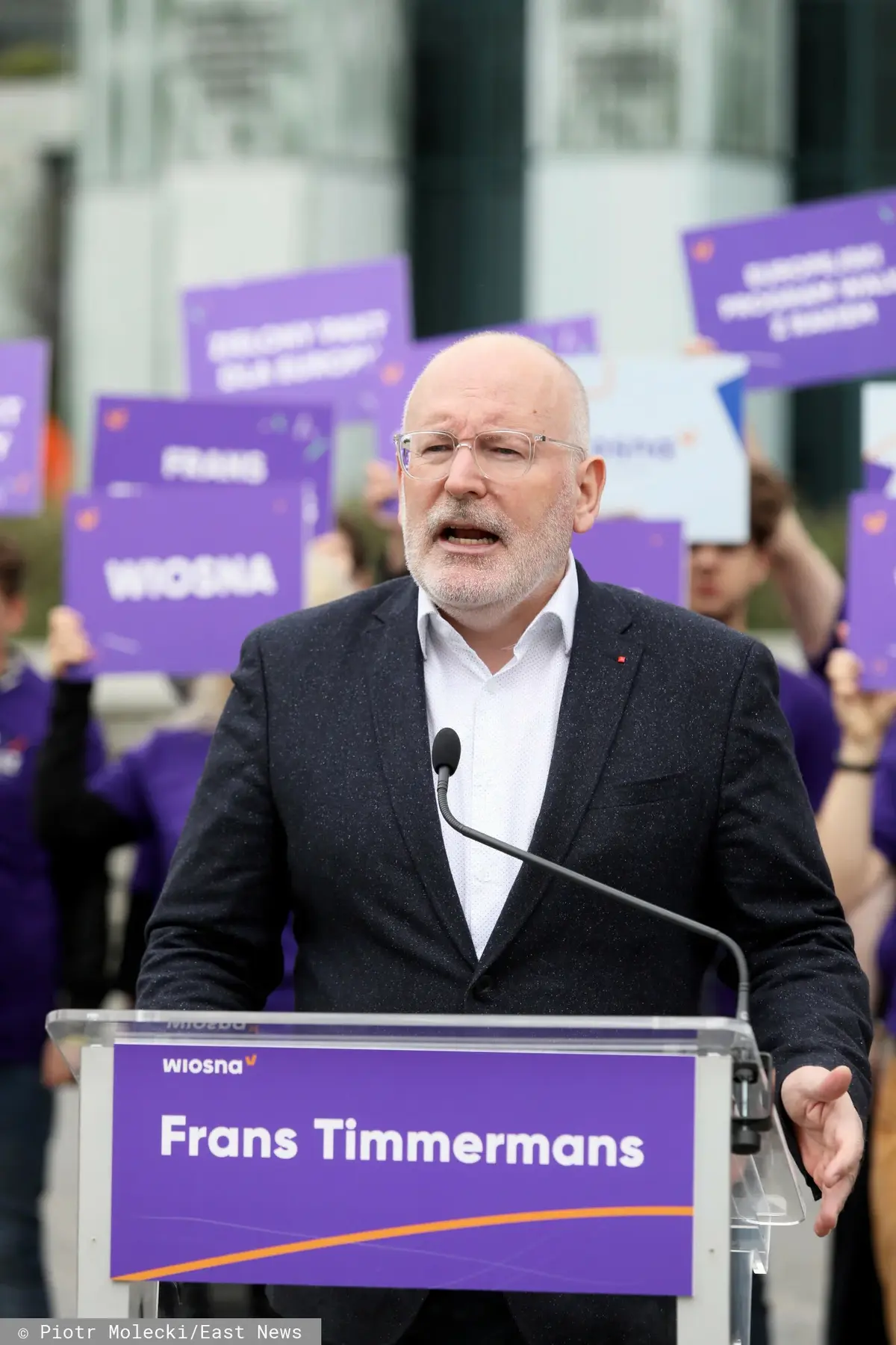 Frans Timmermans za mównicą na konferencji Roberta Biedronia
