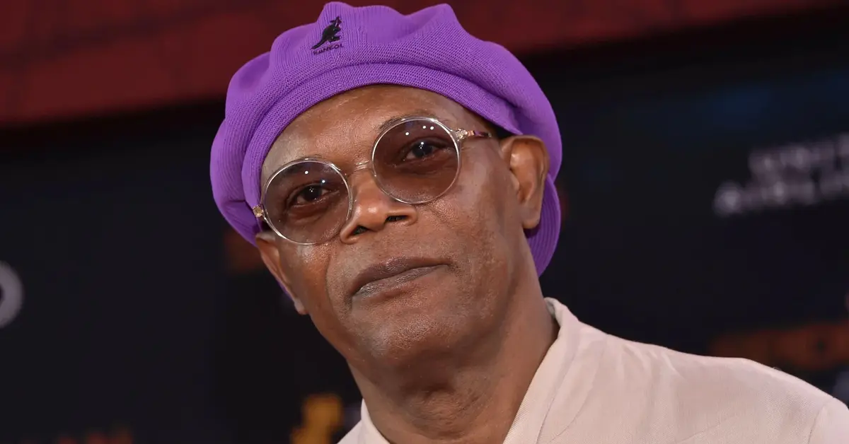 Samuel L. Jackson w fioletowym kapeluszu.