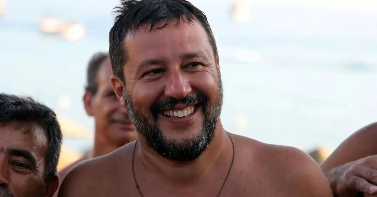 uśmiechający się mateo salvini bez koszulki