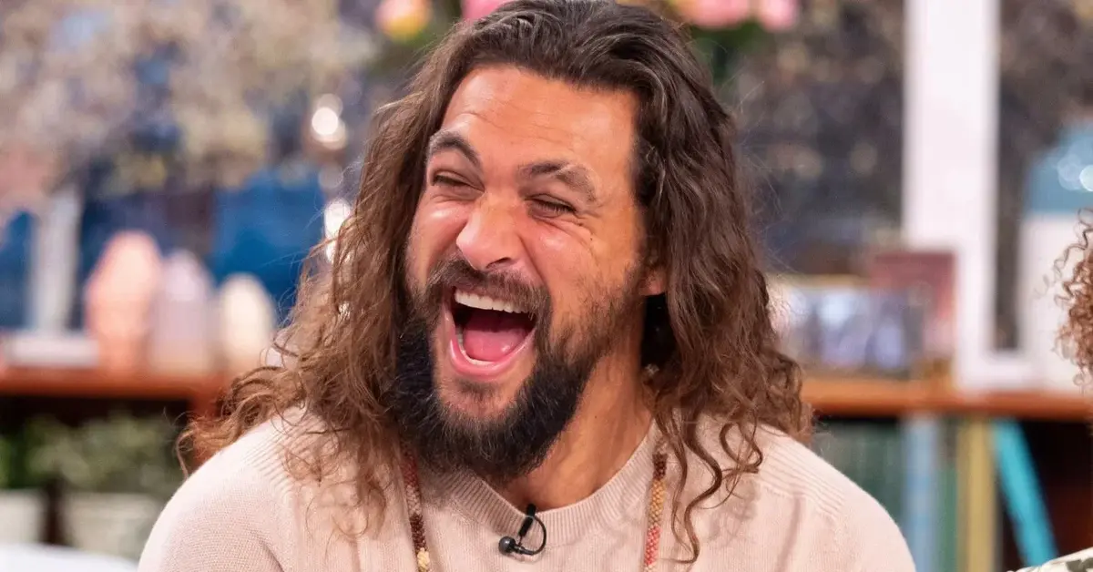 Jason Momoa się śmieje.