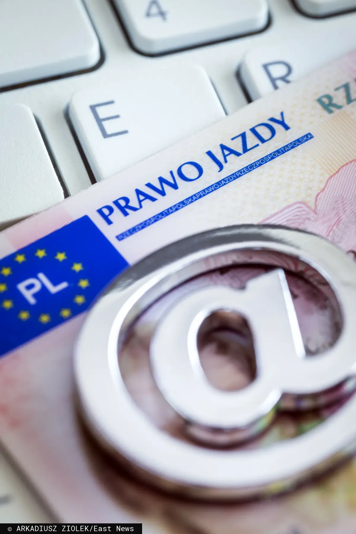 Prawo jazdy leżące na klawiaturze od komputera