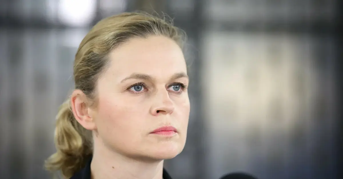 Barbara Nowacka podczas konferencji prasowej za mikrofonem